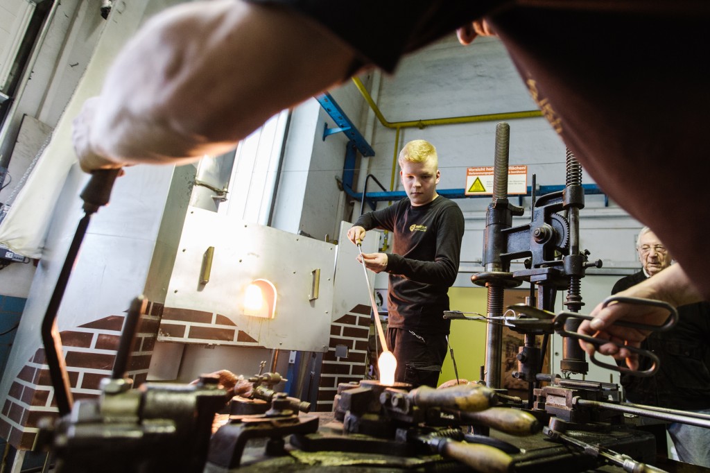 Glasmachervorführungen am Halbautomaten