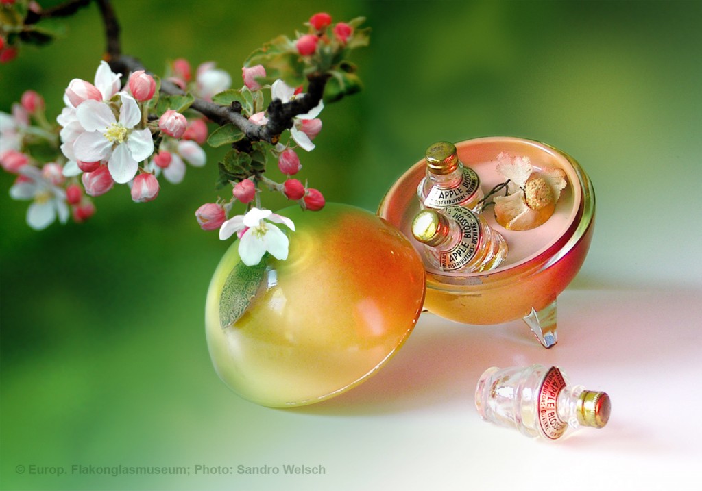 Parfüm-Flakons „Appel Blossom“® mit Umverpackung aus Glas; Duvinne®, New York City/ Vereinigte Staaten von Amerika, vermutlich 1930er/ 40er Jahre